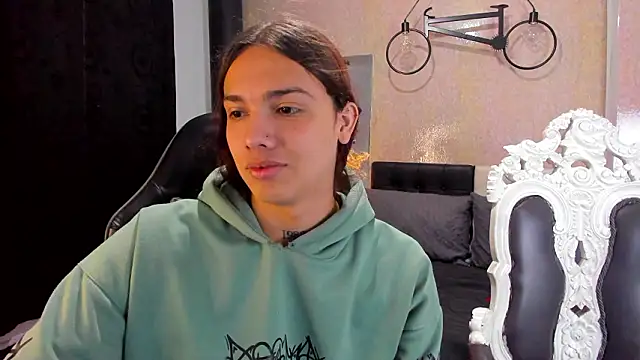 Snapshot of Almaazz chatting on February 19, 2026, 6:04 pm Almaazz online show from February 19, 2026, 6:04 pm