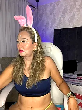 Snapshot of BunnyGlow50 chatting on October 19, 2025, 3:07 am BunnyGlow50 online show from October 19, 2025, 3:07 am