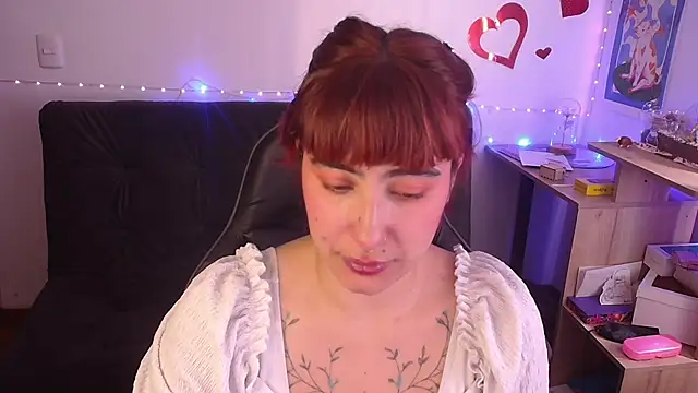 Miacatsito3 online show from May 5, 2026, 5:21 pm