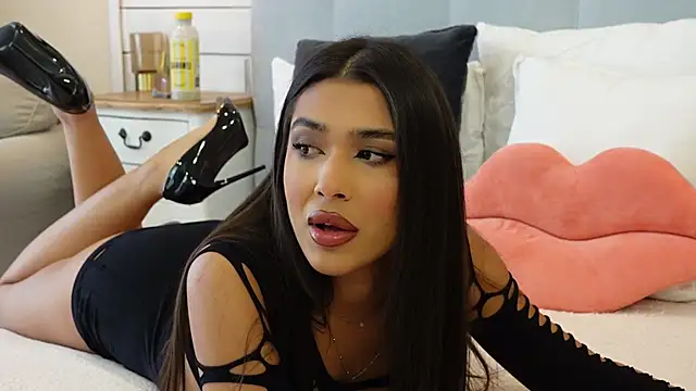 Snapshot of MyaMuse chatting on October 20, 2025, 9:54 am MyaMuse online show from October 20, 2025, 9:54 am