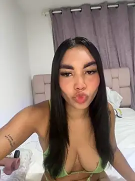 Snapshot of karolaalcendra chatting on October 28, 2025, 5:11 am karolaalcendra online show from October 28, 2025, 5:11 am