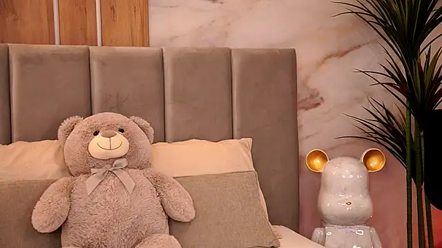 ZaraCapri online show from October 22, 2025, 7:30 am