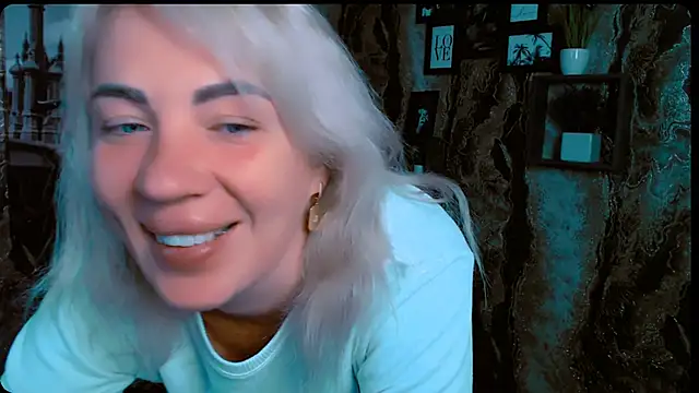 Snapshot of EmmaCat_ chatting on October 2, 2025, 5:03 am EmmaCat  online show from October 2, 2025, 5:03 am