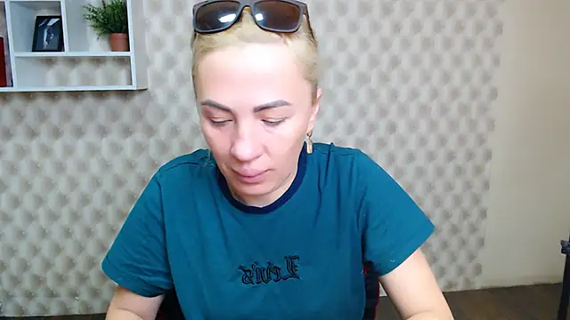 Snapshot of EmmaCat_ chatting on October 4, 2025, 4:32 am EmmaCat  online show from October 4, 2025, 4:32 am