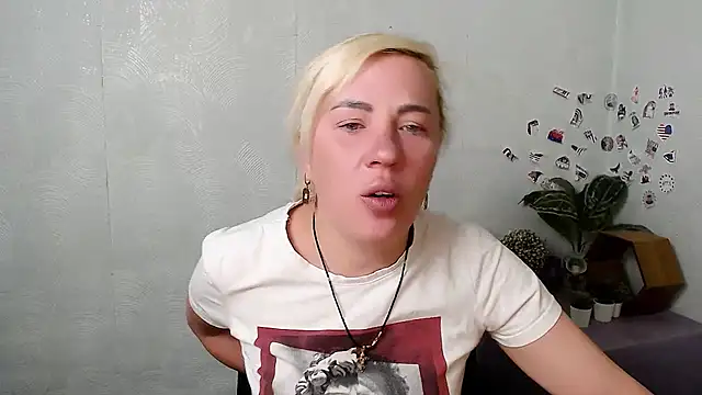 EmmaCat  online show from May 7, 2026, 4:07 am