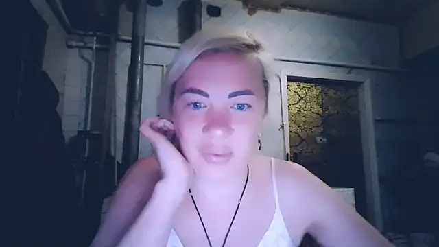 EmmaCat  online show from May 12, 2026, 2:19 am
