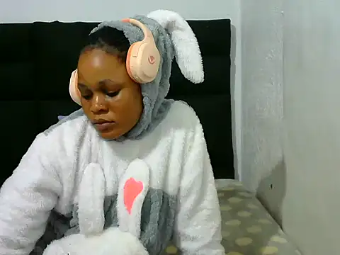 BlondieBitch online show from May 7, 2026, 5:24 am