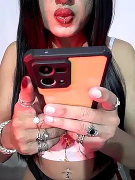 Cutie-Whiskey1 online show from November 13, 2025, 6:18 pm