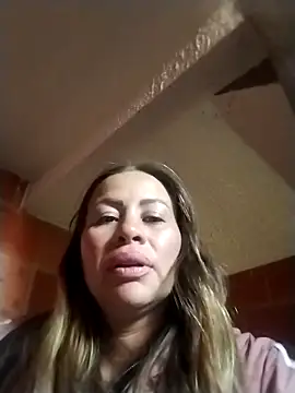 Snapshot of LaraCaliente chatting on October 4, 2025, 9:35 pm LaraCaliente online show from October 4, 2025, 9:35 pm