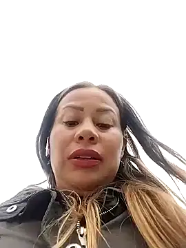 Snapshot of LaraCaliente chatting on October 27, 2025, 8:57 pm LaraCaliente online show from October 27, 2025, 8:57 pm