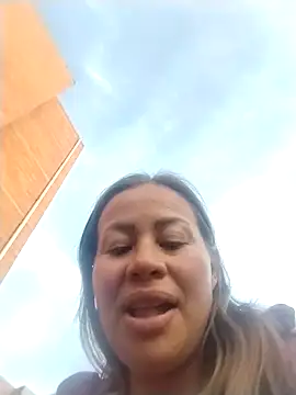 Snapshot of LaraCaliente chatting on October 28, 2025, 10:23 pm LaraCaliente online show from October 28, 2025, 10:23 pm