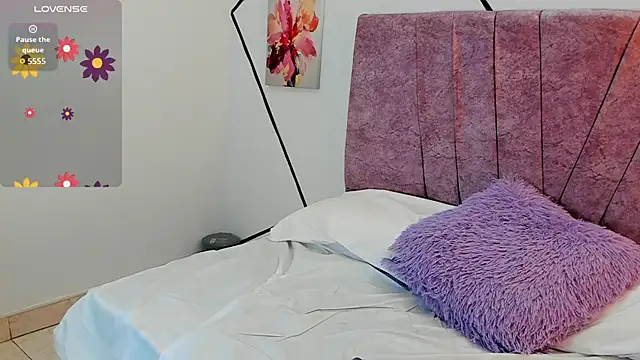 Snapshot of Julieta_Lein chatting on October 7, 2025, 12:41 am Julieta Lein online show from October 7, 2025, 12:41 am