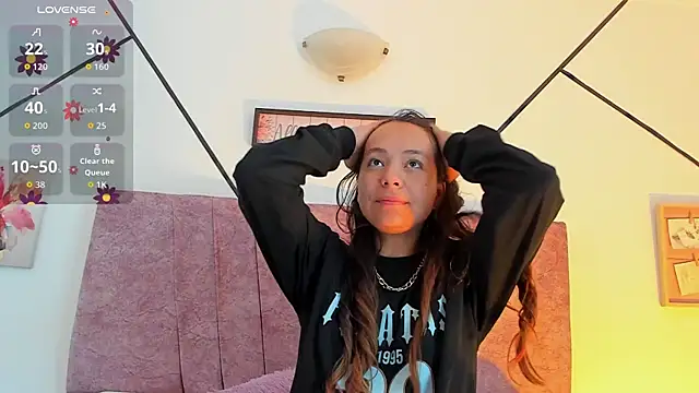 Snapshot of Julieta_Lein chatting on October 18, 2025, 1:45 pm Julieta Lein online show from October 18, 2025, 1:45 pm