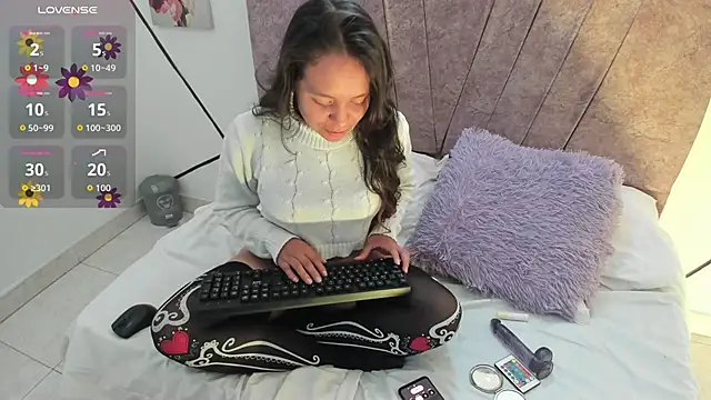 Snapshot of Julieta_Lein chatting on October 28, 2025, 11:51 pm Julieta Lein online show from October 28, 2025, 11:51 pm