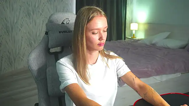 AlyssaSelmon online show from September 13, 2025, 4:45 am