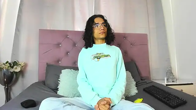 Snapshot of EthanBlackwoodd chatting on October 17, 2025, 7:49 pm EthanBlackwoodd online show from October 17, 2025, 7:49 pm