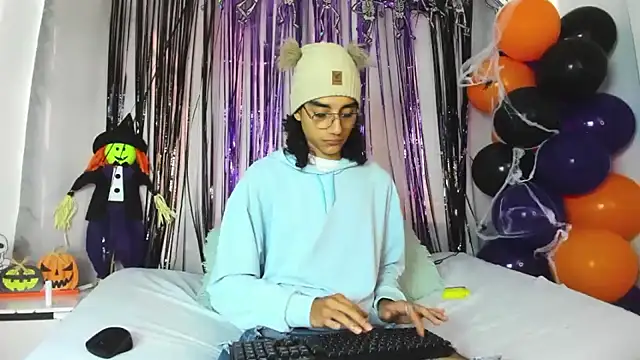 Snapshot of EthanBlackwoodd chatting on October 28, 2025, 7:38 pm EthanBlackwoodd online show from October 28, 2025, 7:38 pm