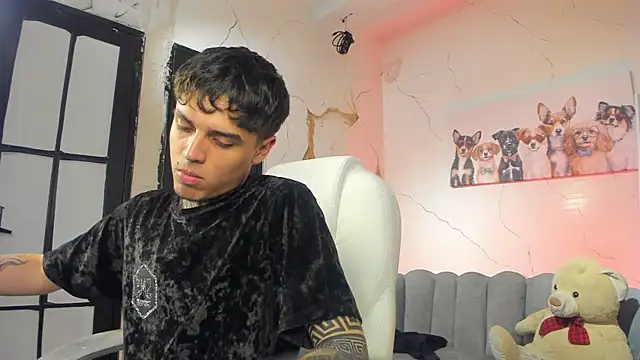 Declan-Fox online show from November 14, 2025, 4:44 am