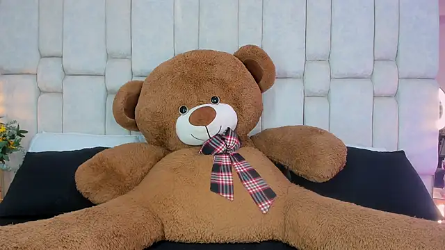 Snapshot of _GigiDoll_ chatting on October 7, 2025, 12:02 pm  GigiDoll  online show from October 7, 2025, 12:02 pm