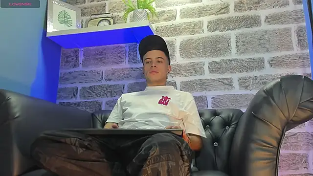 Snapshot of kevinn_blue1 chatting on October 28, 2025, 12:14 am kevinn blue1 online show from October 28, 2025, 12:14 am