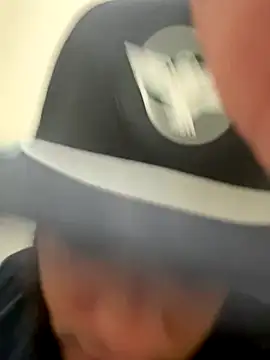 Snapshot of LeoPR00 chatting on October 17, 2025, 4:09 pm LeoPR00 online show from October 17, 2025, 4:09 pm