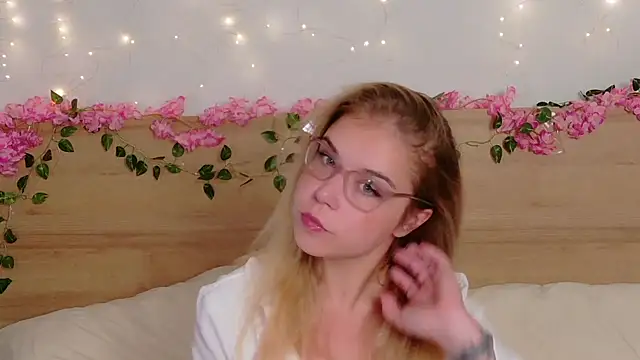 Snapshot of Lilith_Bonheur chatting on October 15, 2025, 8:09 pm Lilith Bonheur online show from October 15, 2025, 8:09 pm