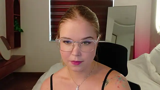 Snapshot of Lilith_Bonheur chatting on April 5, 2026, 12:08 am Lilith Bonheur online show from April 5, 2026, 12:08 am