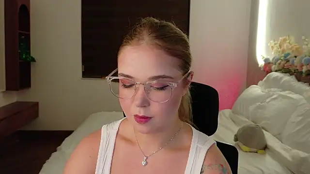Snapshot of Lilith_Bonheur chatting on April 7, 2026, 9:37 pm Lilith Bonheur online show from April 7, 2026, 9:37 pm