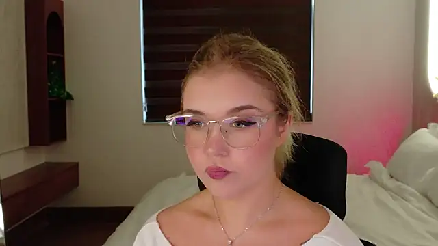 Snapshot of Lilith_Bonheur chatting on April 8, 2026, 11:05 pm Lilith Bonheur online show from April 8, 2026, 11:05 pm