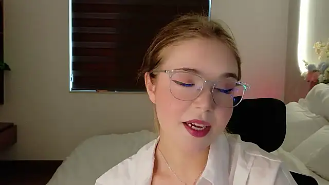 Snapshot of Lilith_Bonheur chatting on April 10, 2026, 9:36 am Lilith Bonheur online show from April 10, 2026, 9:36 am