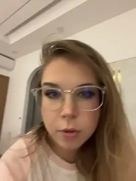 Snapshot of Lilith_Bonheur chatting on April 26, 2026, 4:15 pm Lilith Bonheur online show from April 26, 2026, 4:15 pm