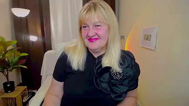 Snapshot of EmmaEllison chatting on September 16, 2025, 11:55 am EmmaEllison online show from September 16, 2025, 11:55 am