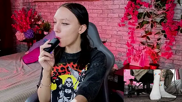 AdeliceLenoir online show from September 24, 2025, 7:12 am