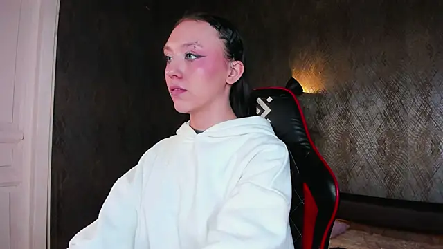 AdeliceLenoir online show from October 3, 2025, 1:52 pm