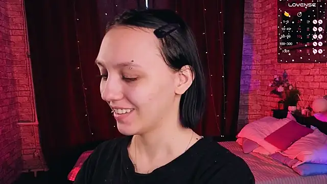 AdeliceLenoir online show from October 30, 2025, 5:42 am