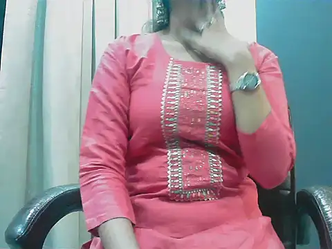 short girl  online show from October 10, 2025, 4:39 pm