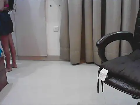 short girl  online show from October 16, 2025, 4:30 pm