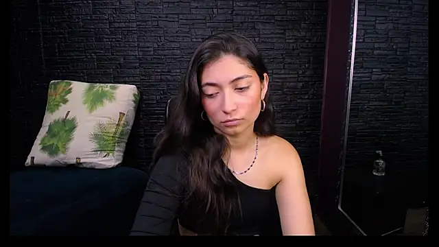 Lizzie Collin online show from October 21, 2025, 1:56 pm