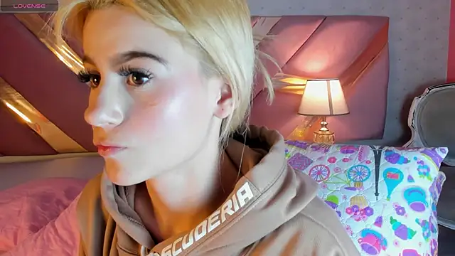 ChloeLaurentt online show from January 5, 2026, 5:27 pm