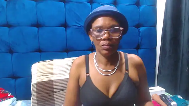 Snapshot of SexyBeverly_ chatting on October 21, 2025, 6:08 pm SexyBeverly online show from October 21, 2025, 6:08 pm