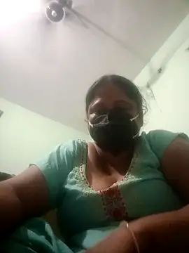 Snapshot of Mmm143 chatting on September 29, 2025, 8:24 pm Mmm143 online show from September 29, 2025, 8:24 pm