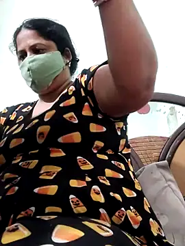 Snapshot of Mmm143 chatting on October 19, 2025, 9:43 am Mmm143 online show from October 19, 2025, 9:43 am