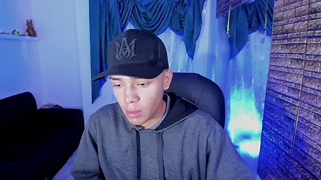 Snapshot of Hunteer_Boy chatting on October 2, 2025, 7:32 pm Hunteer Boy online show from October 2, 2025, 7:32 pm