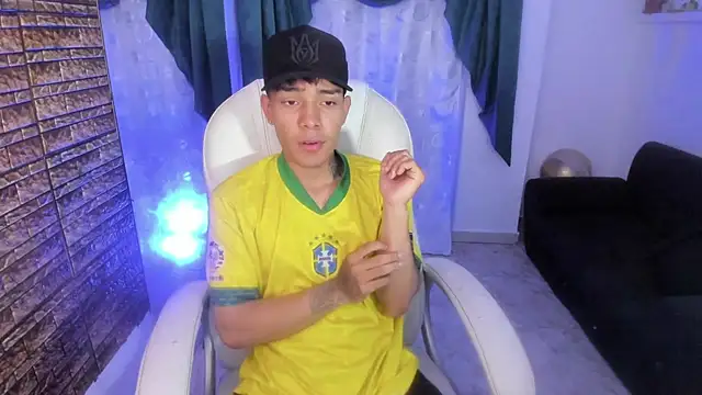 Snapshot of Hunteer_Boy chatting on October 6, 2025, 11:46 pm Hunteer Boy online show from October 6, 2025, 11:46 pm