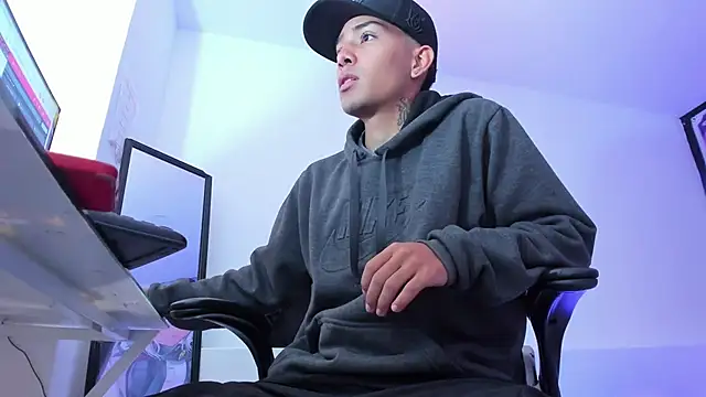 Snapshot of Hunteer_Boy chatting on October 13, 2025, 7:14 pm Hunteer Boy online show from October 13, 2025, 7:14 pm