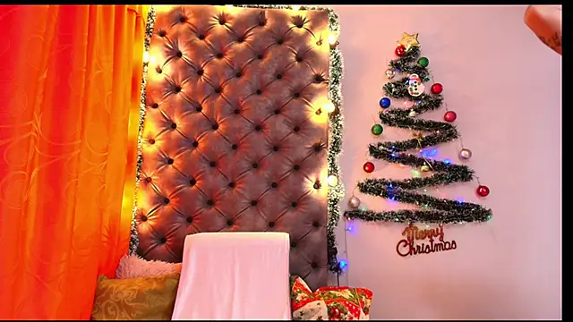 Luna021 1 online show from December 18, 2025, 8:04 pm