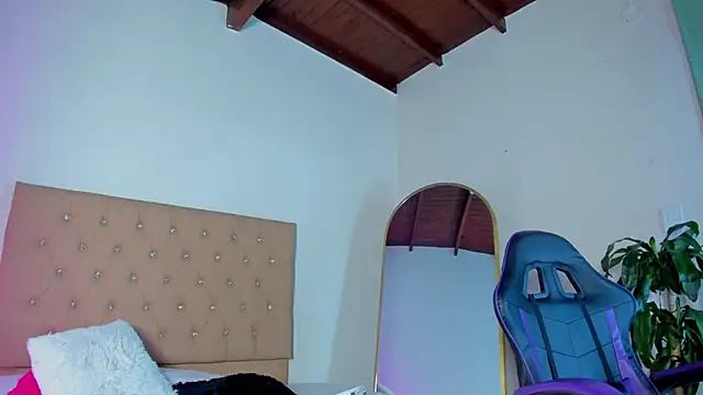 Hayley  Roberts online show from September 14, 2025, 7:02 pm