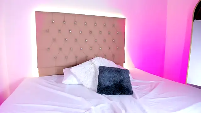 Hayley  Roberts online show from October 17, 2025, 6:54 pm