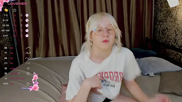 AlettaEve online show from September 22, 2025, 3:14 pm