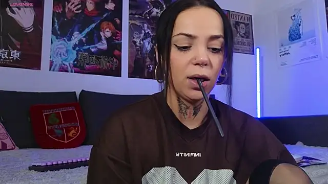 KiraQuinn1 online show from October 27, 2025, 4:11 pm
